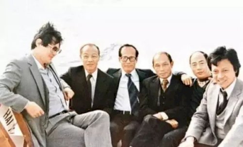 張文驥博士(右一)與霍英東,李嘉誠等人合照 