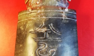 B006夏代（或稍後）鴞斧形器玉雕飾