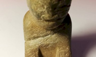 C006. 商代 跪坐玉人