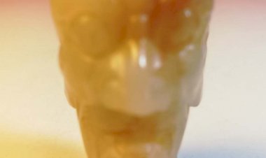 C019 商末至西周初（三星堆三期）白玉人首