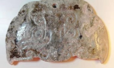 D18  西周 獸面紋玉珮