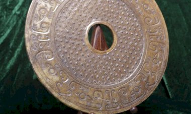 E13 戰國：內糓紋、外圖案雲紋大玉壁