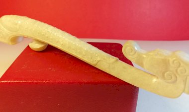 E29. White Jade Belt Hook with Dragon Head