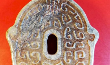 E37. 戰國 雙獸首橢圓形玉璧