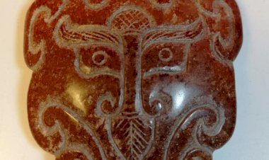 E52  戰國 獸面紋首玉珮飾