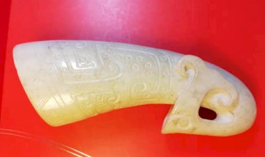 E56 White Jade Animal Face Gong (Wine Container)