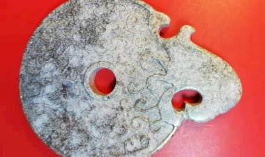 E65 Out of Line Phoenix-headed Jade Pendant