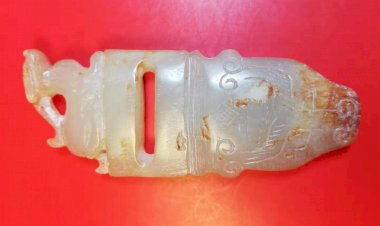 E67 戰國 雕獸紋玉珮