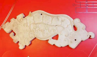 E83 戰國中期 玉虎形珮