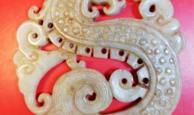 E88 戰國 龍紋玉佩