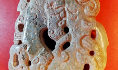 G012. 漢代玉韘形珮