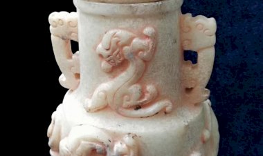 G020. 漢代有蓋九龍螭玉耳瓶