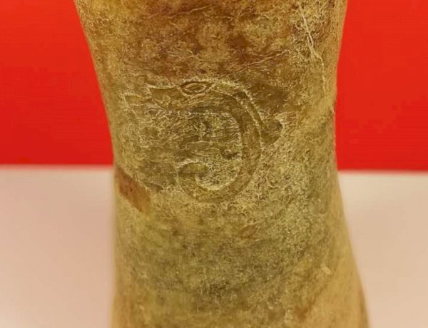 A017.紅山文化上小下寬圓筒玉祭器