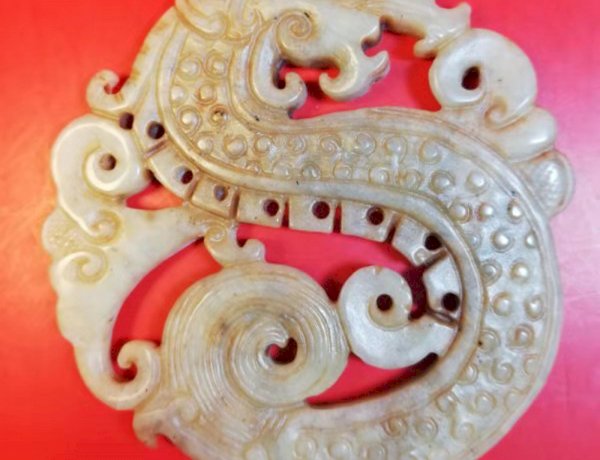 E88 戰國 龍紋玉佩