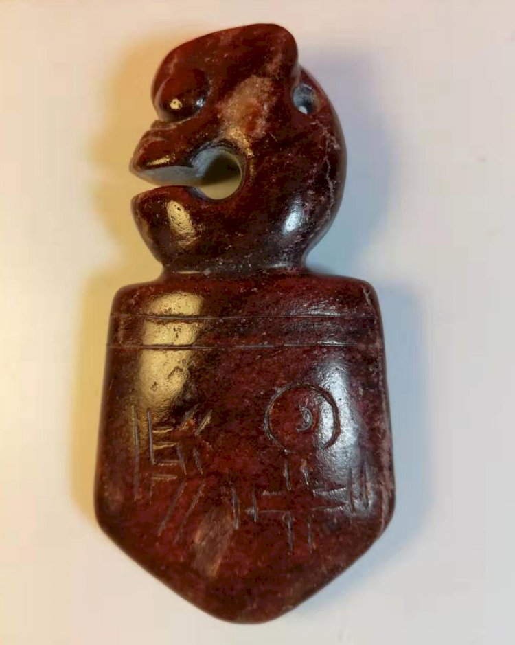 B005.夏代（或稍後）龍形玦短匕首形玉飾