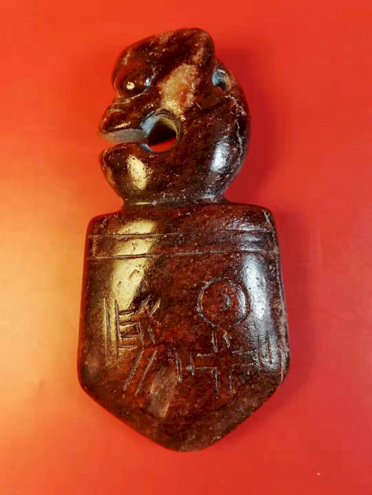 B005.夏代（或稍後）龍形玦短匕首形玉飾