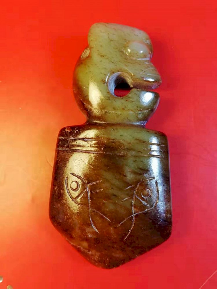 B005.夏代（或稍後）龍形玦短匕首形玉飾