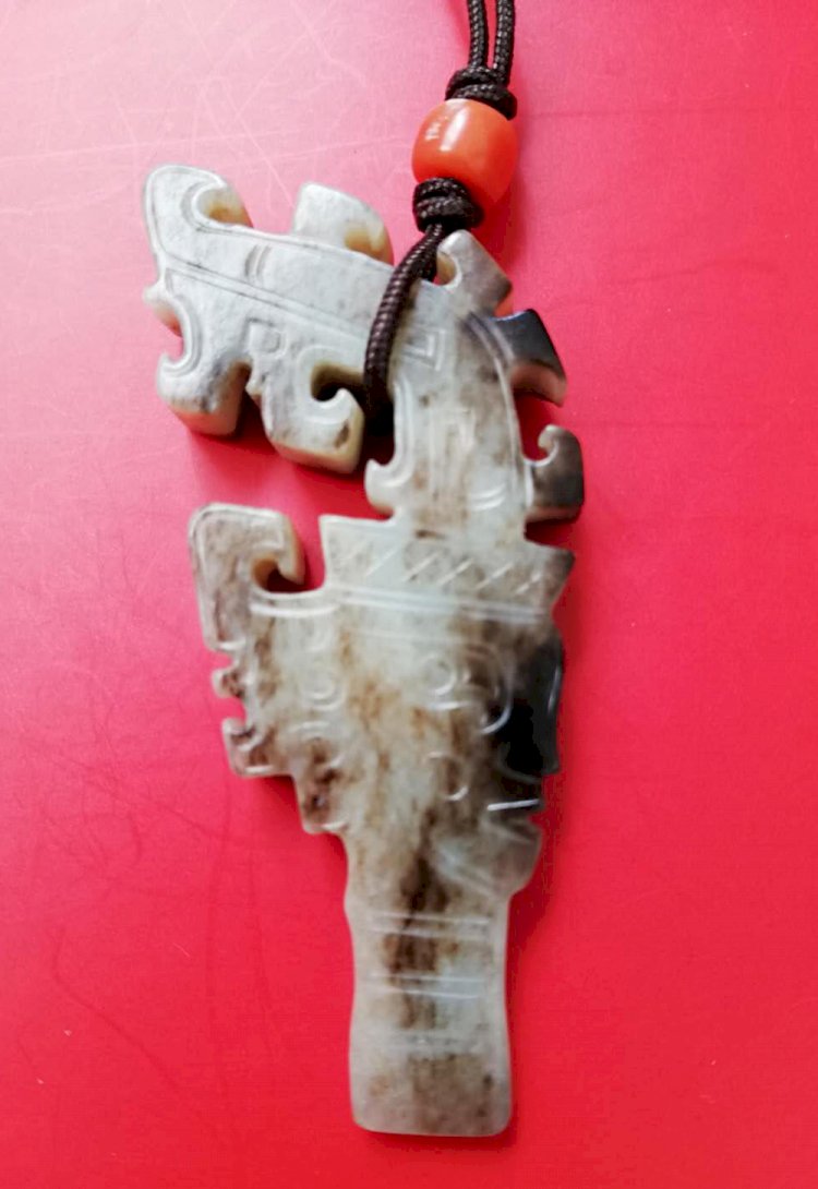 C003. 殷商  玉人首珮