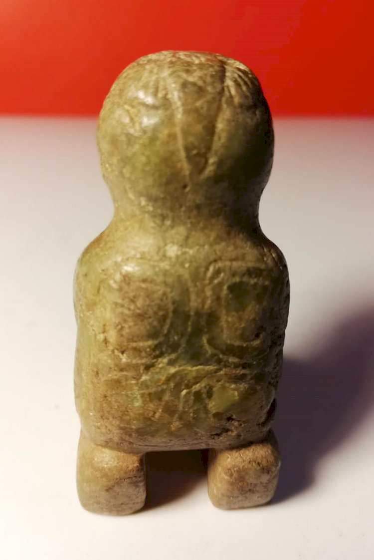 C006. 商代 跪坐玉人