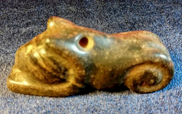 C013.商代玉臥獸佩