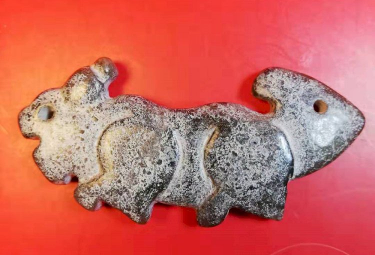 C023 商代玉虎形珮（一對）