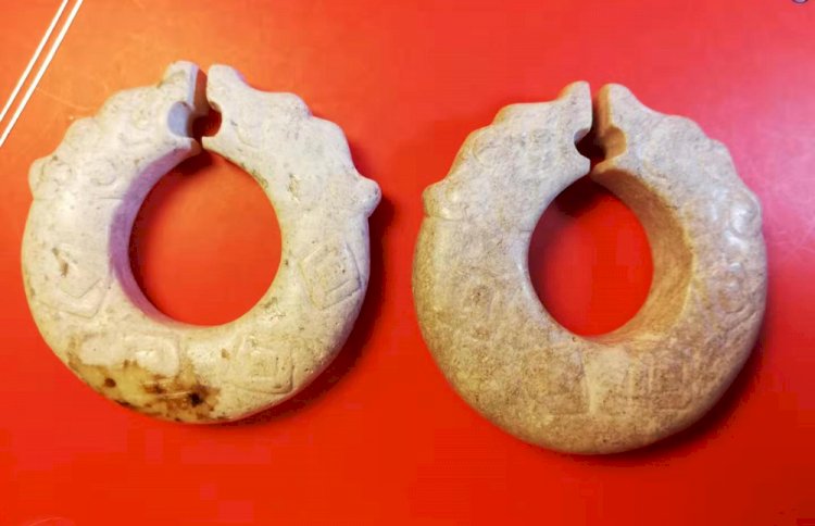 D19 Double Dragon Heads Jade Jue: one pair