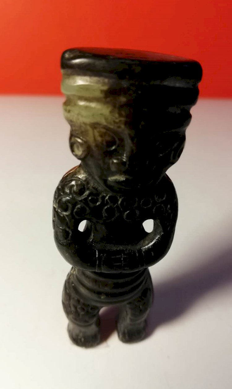 E007 A Standing Man of Black Jade