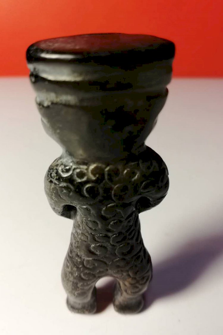 E007 A Standing Man of Black Jade