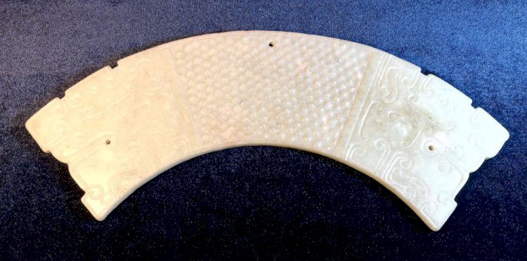 E011 戰國雙龍首乳丁紋白玉璜