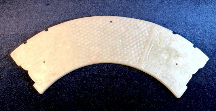 E011 戰國雙龍首乳丁紋白玉璜