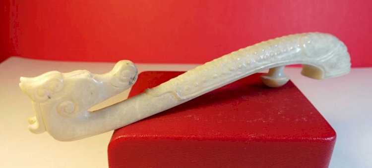 E29. 戰國白玉龍首帶鈎