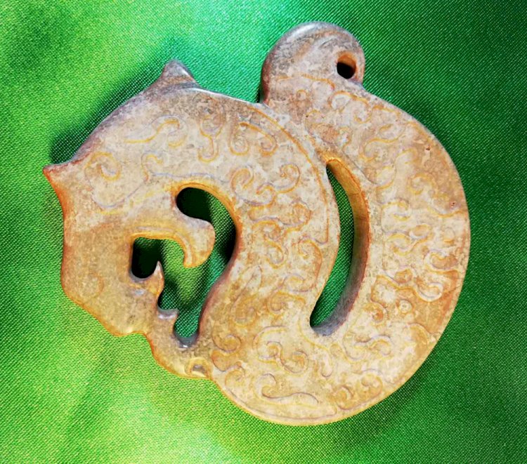 E33. 戰國 玉龍珮