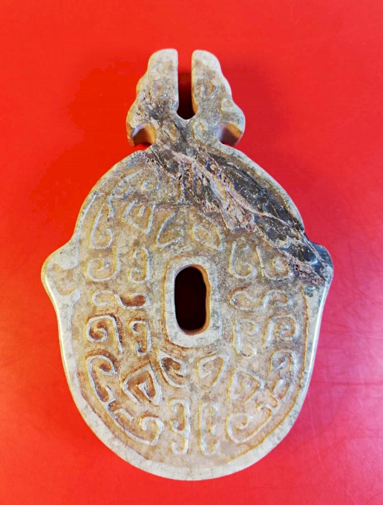 E37.Double Beast Heads Oval Jade Pendant