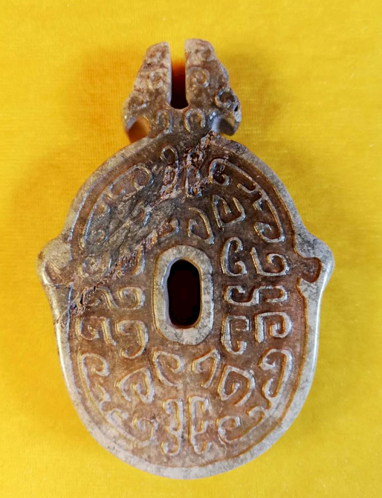 E37.Double Beast Heads Oval Jade Pendant