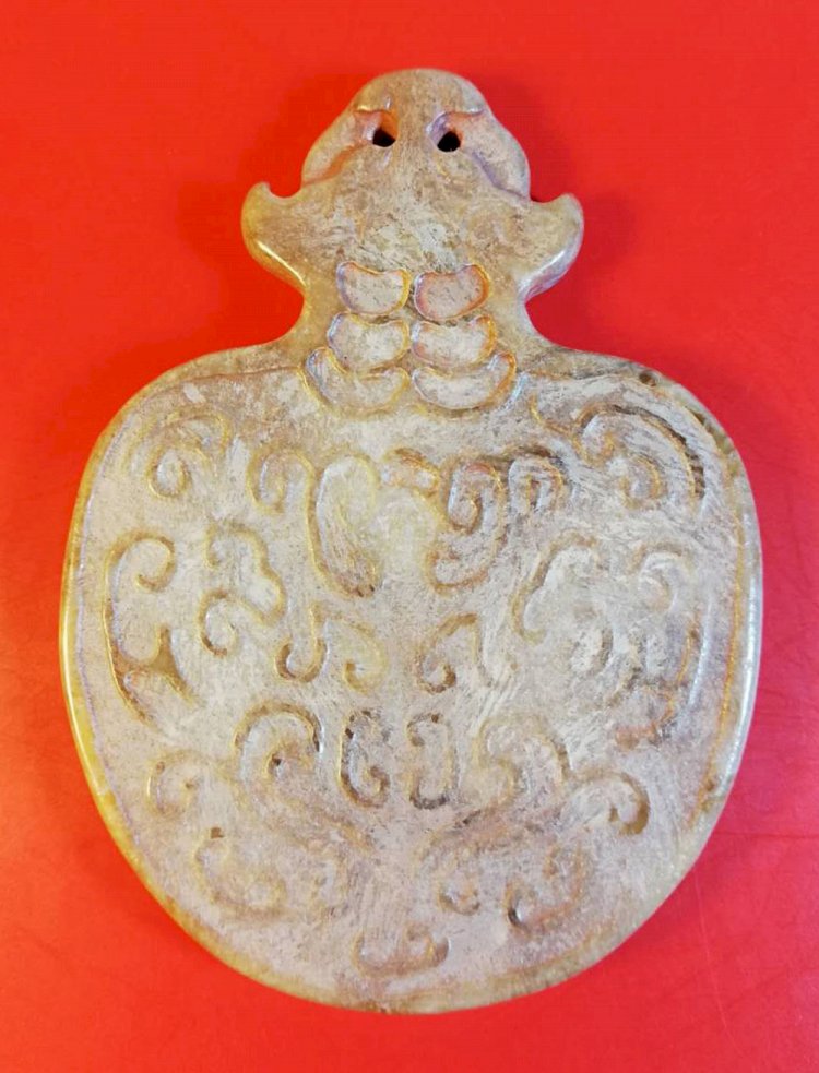 E38.戰國 神獸首出廓心形玉珮