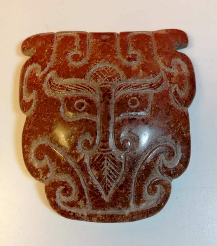 E52  戰國 獸面紋首玉珮飾