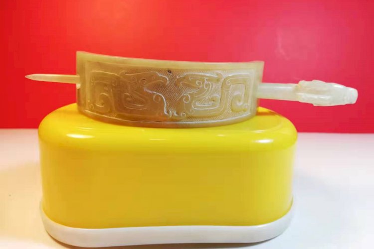 E55 Double Dragon Jade Crown Ornament