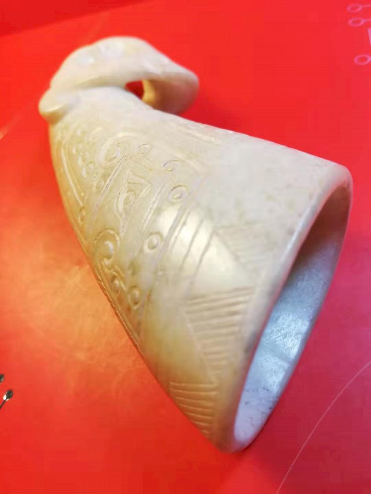 E56 戰國 白玉獸面紋觥