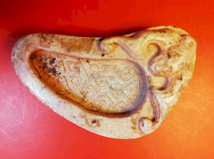 E59 戰國 近半月形螭紋雲紋玉珮