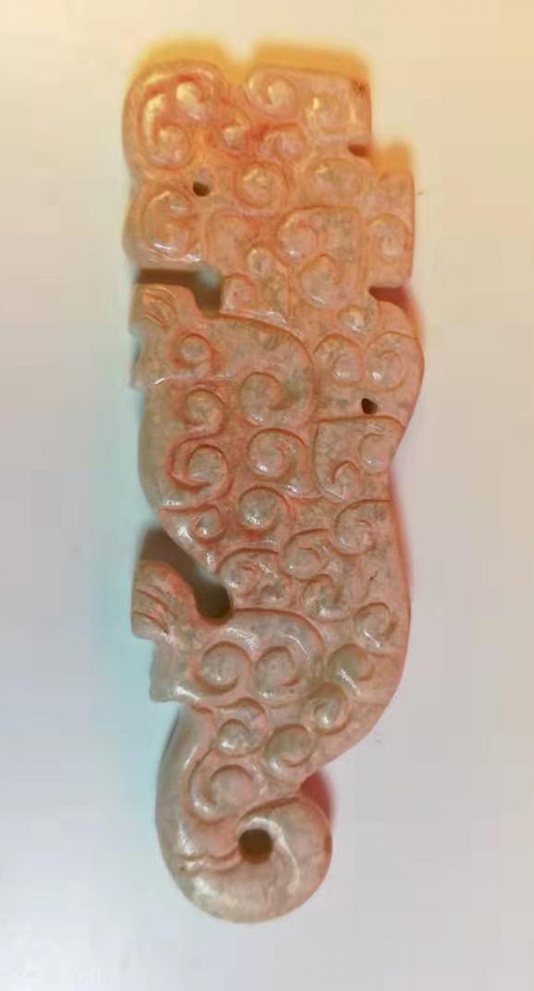 E84 春秋 浮雕雲紋玉虎形珮