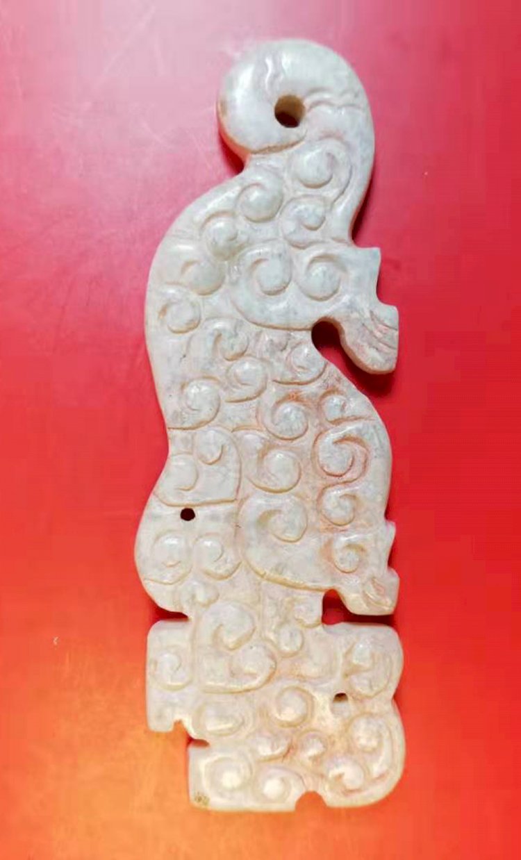 E84 春秋 浮雕雲紋玉虎形珮
