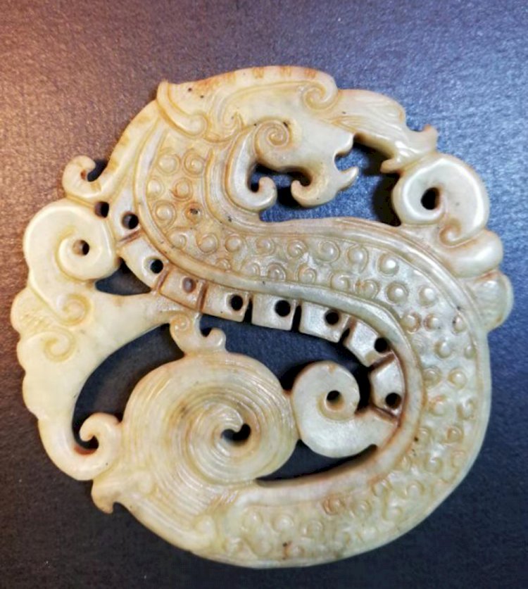 E88 戰國 龍紋玉佩