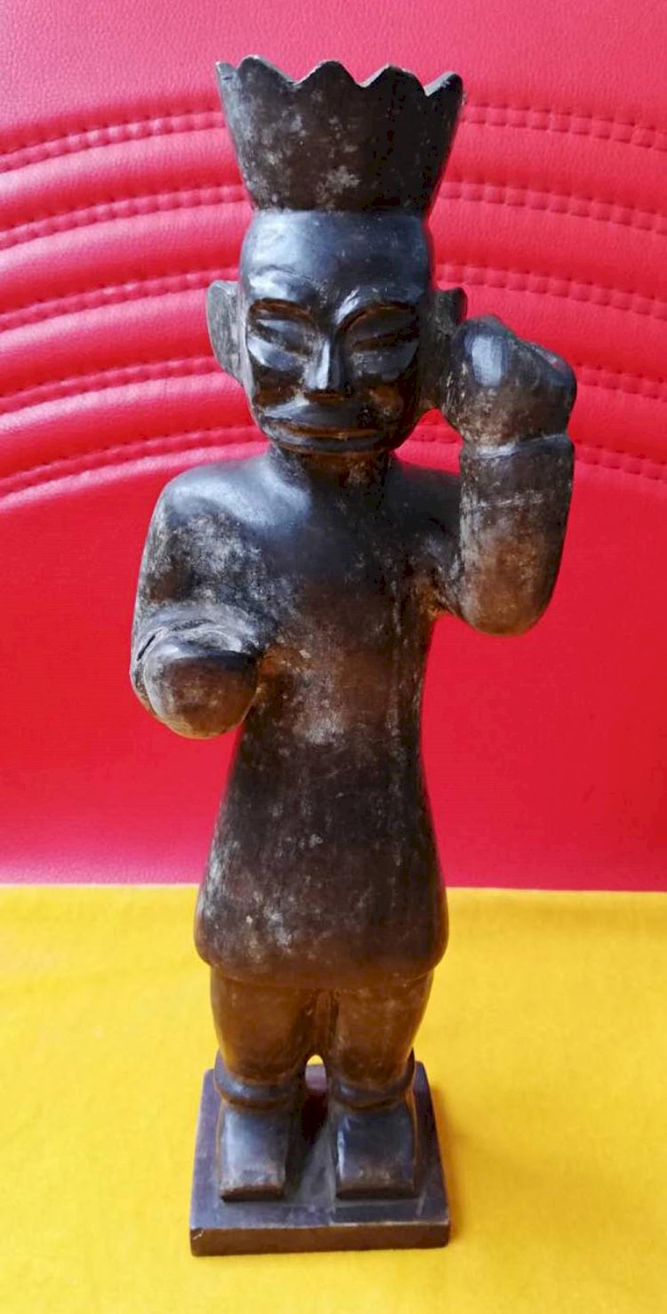 G007 Black Jade Foreigner Wearing a Crown