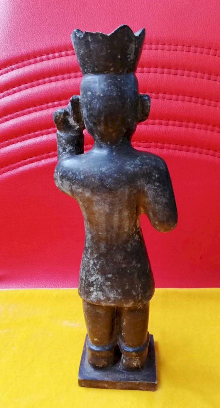 G007 Black Jade Foreigner Wearing a Crown