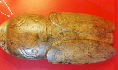 H008 六朝 獸首蟬合體玉雕