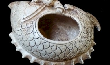 K001. 宋代童子攀魚形玉筆洗