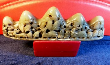 L003. 遼 鏤雕秋山玉座飾 