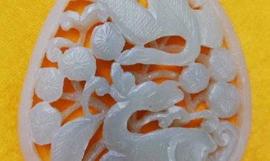 L006.A White Jade Ornament of "Akiyama"