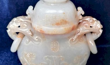 Q001. 清、乾隆：和闐青白玉，有蓋雙活環三足壺