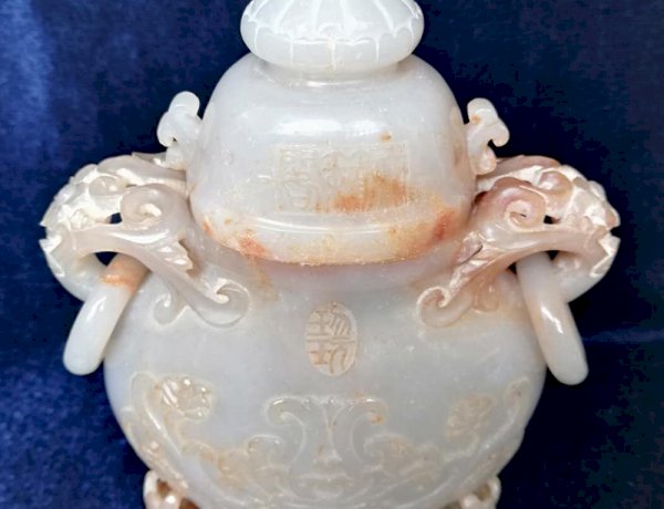 Q001. 清、乾隆：和闐青白玉，有蓋雙活環三足壺